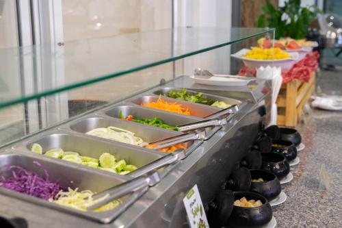 een buffet met veel verschillende soorten eten bij La Vintage Resort - Patong, Phuket in Patong Beach