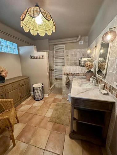 La grande salle de bains est pourvue d'un lavabo et d'une douche. dans l'établissement Maison de vacances à Cassis, à Cassis