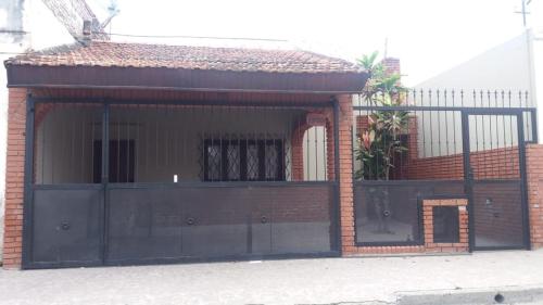un garaje con una puerta negra y un edificio de ladrillo en Casa Linda en Salta