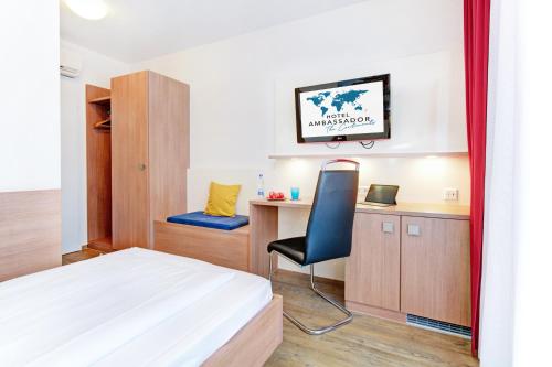 Una cama o camas en una habitación de Ambassador TheContinents