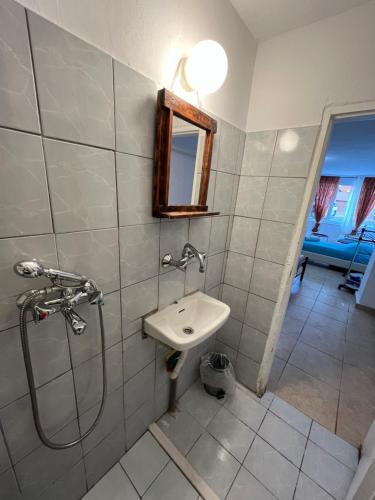 La salle de bains est pourvue d'un lavabo et d'une douche. dans l'établissement Eco urban apartemt, à Athènes