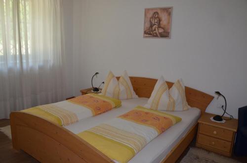 two twin beds in a room with two lamps at Ansitz Weissenheim in Appiano sulla Strada del Vino