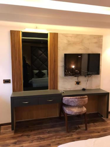 TV a/nebo společenská místnost v ubytování Sagrika Resort Dalhousie