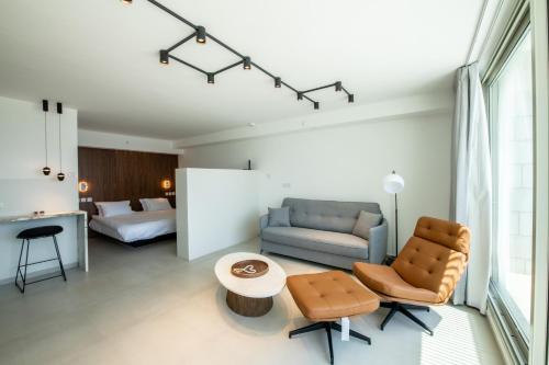 Ruang duduk di Beach side -Luxury sea View Amazing pool Eilat