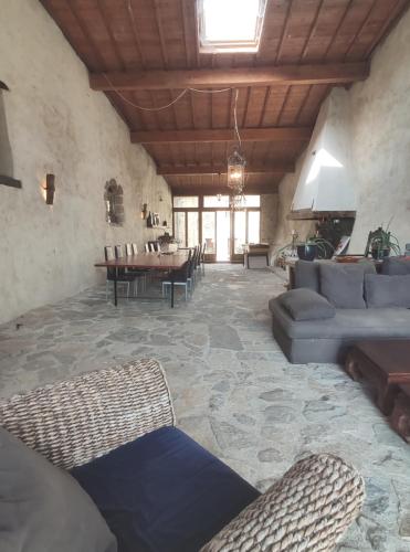 un salon avec un canapé et une table dans l'établissement Gite Le Chevalier, à La Répara