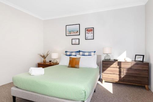 een slaapkamer met een bed, een dressoir en lampen bij Barry's Holiday Home Dunsborough in Dunsborough