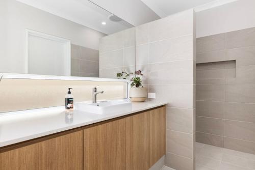 een badkamer met een wastafel en een spiegel bij Barry's Holiday Home Dunsborough in Dunsborough