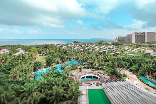 een luchtzicht op een resort met een zwembad bij The Westin Sanya Haitang Bay Resort in Sanya