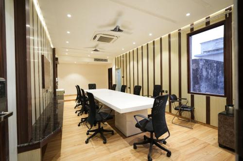 a conference room with a white table and chairs at hotel the lilli villas in Alambagh
