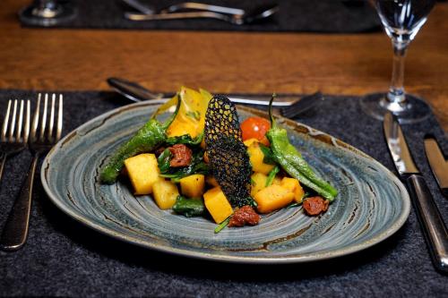 un piatto di cibo con verdure su un tavolo di ElzLand Hotel Pfauen WELLNESS & SPA a Elzach