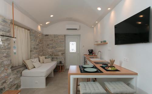 cocina y sala de estar con sofá y mesa en "Voras Luxury Cave Loft", en Naxos Chora
