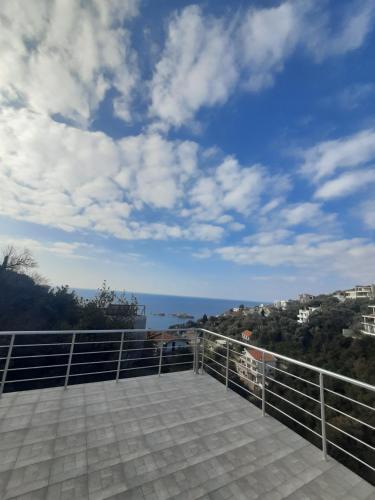 einen Balkon mit Meerblick in der Unterkunft Nino Lux Apartments Ulcinj in Ulcinj