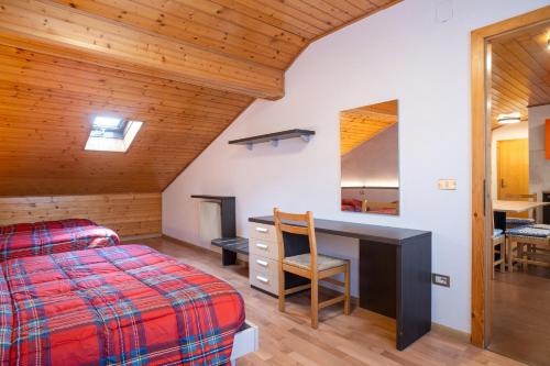 una camera con letto e scrivania di Residence Viola ad Andalo