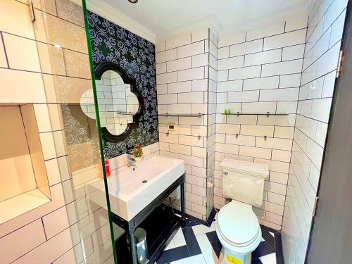 La salle de bains est pourvue de toilettes blanches et d'un lavabo. dans l'établissement Venetian river view, à Jomtien Beach