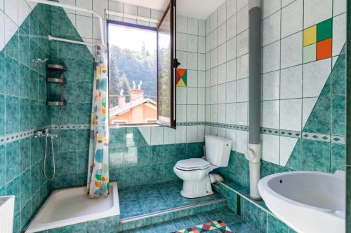 y baño con aseo, bañera y lavamanos. en Vila Emily, en Buşteni