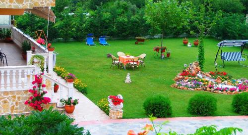 a miniature garden with a table and chairs in a yard at Relax pozar in Kato Loutraki