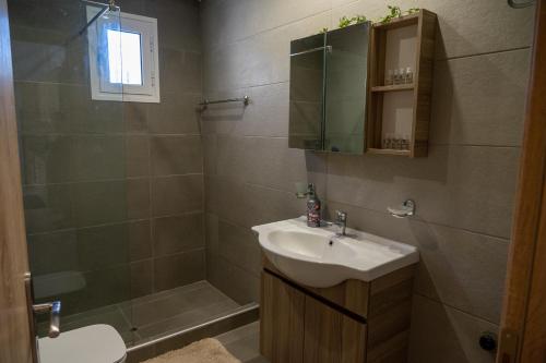 A bathroom at Dadee's Grande
