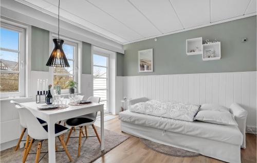 Sala de estar con cama, escritorio y mesa en Lejlighed 25 en Sønderby
