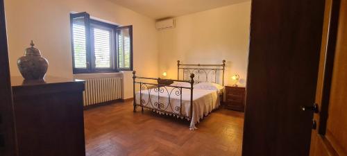 ein Schlafzimmer mit einem Bett, einer Kommode und einem Fenster in der Unterkunft Villa Petra in Botrugno