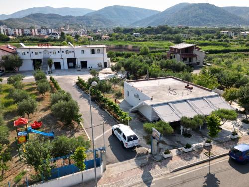 Una vista aérea de un edificio con estacionamiento. en Hotel A & V Dodani, en Vau i Dejës