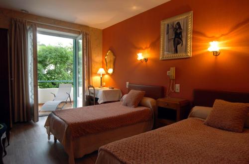 Rúm í herbergi á Hôtel du Lion d'Or