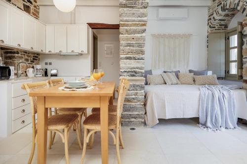 Η κουζίνα ή μικρή κουζίνα στο Zos Suites