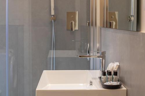 a bathroom with a sink and a mirror at Casa Clio in Canton de Fiori in Bologna