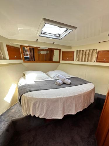 une chambre avec un grand lit dans une pièce dans l'établissement Bateau Vedette 14 mètres, à Propriano
