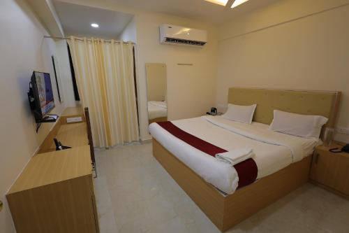 HOTEL RAJAM SELVAにあるベッド
