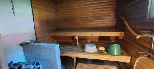 a sauna with a bench and two toilets in it at Pulla Karvisen Maatilamatkailussa in Ruokola