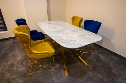 a table and four chairs in a room at HOTEL GLAMOUR IMPERIAL in Buzau