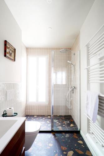 une salle de bain avec douche et toilettes dans l'établissement Villa Adèle, Bow-Window vue Mer -Appt 04, à Mers-les-Bains