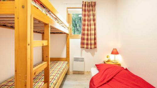 Giường trong phòng chung tại LES TETRAS - 54 - Chalet lumineux 7 pers