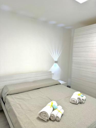 a bedroom with a bed with towels on it at A do Passi dal Mare in Chioggia