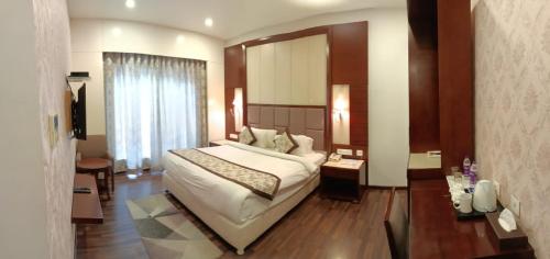 巴特那的住宿－KL7 Hotel & Banquets，卧室配有一张白色大床