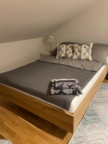 een groot bed met een houten frame in een slaapkamer bij Peaceful holiday in Würzburg