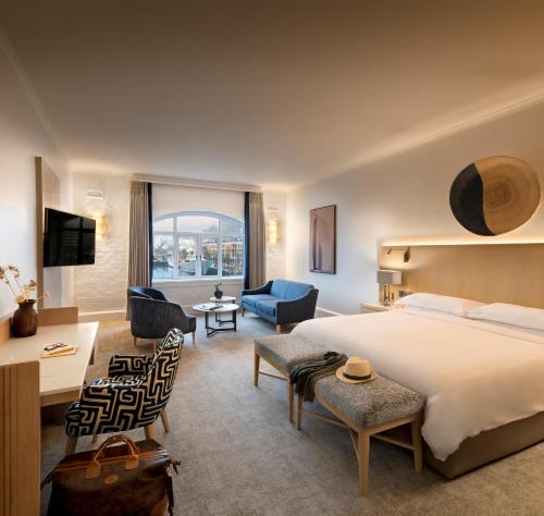 Cape Town的住宿－Victoria & Alfred Hotel by NEWMARK，酒店客房设有一张大床和一间客厅。