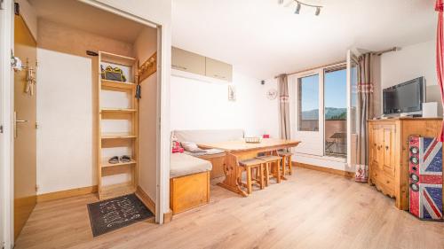 Cette petite chambre comprend une table et un bureau. dans l'établissement LE SCHUSS 3 - 287 - Appt cosy 6 pers, à La Foux