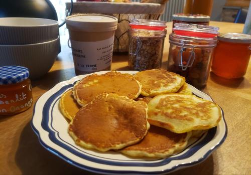 een bord pannenkoeken op een tafel bij D'En Haut tentes suspendues in Saint-Pardoux