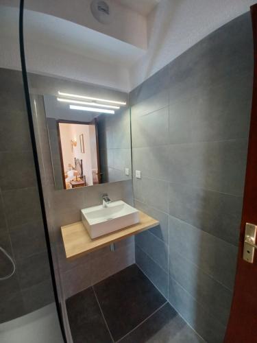 W łazience znajduje się umywalka i lustro. w obiekcie Hotel Cinque Arcate w mieście Galeria