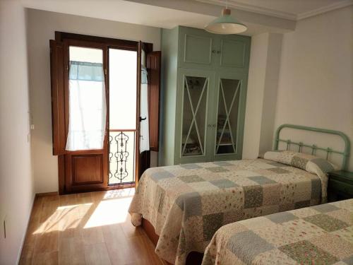 En eller flere senger på et rom på Bonito y acogedor apartamento en Castropol