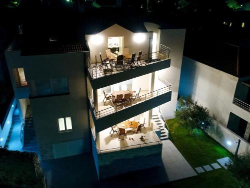 une vue aérienne sur un bâtiment la nuit dans l'établissement Modern villa in Nin by the sea, à Nin