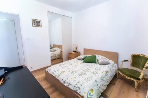 une chambre avec un lit, un bureau et une chaise dans l'établissement Havre de paix familial avec grand jardin, à Marseille