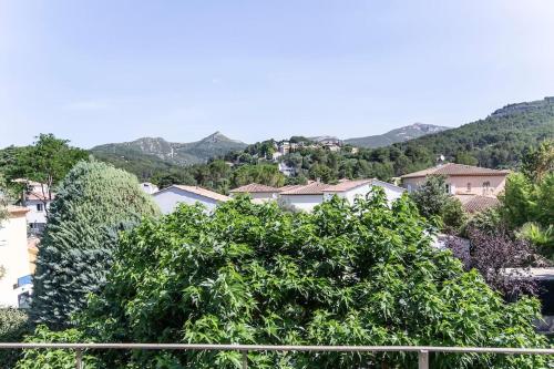 - une vue sur une ville avec des arbres et des maisons dans l'établissement Havre de paix familial avec grand jardin, à Marseille