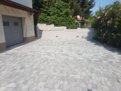 a driveway of a house with a garage at Počitniška hiša Hum in Kojsko