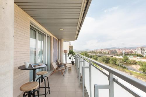 balcón con mesa, sillas y vistas en Port Forum Apartments by Olala Homes, en Barcelona