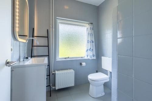 Et badeværelse på Vrijvakantiehuis Domburgseweg 52 appartement