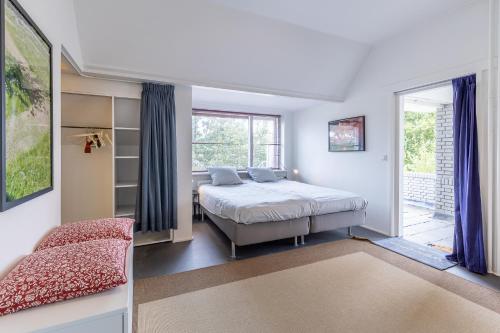 - une chambre avec un lit et une fenêtre dans l'établissement Domburgseweg 52 appartement, à Oostkapelle