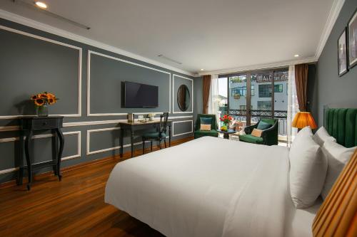 een hotelkamer met een groot bed en een televisie bij La Selva Premium Hotel in Hanoi