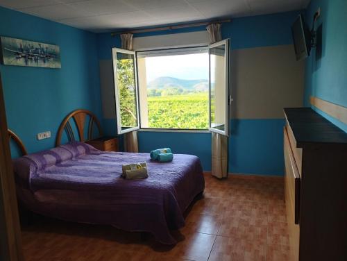 - une chambre avec un lit et une grande fenêtre dans l'établissement Hostal Restaurante LA CEPA, à Cenicero